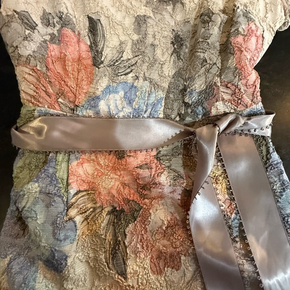 Floral Matelasse Gown. Adrianna Papell. Size 8. NWT. - Picture 7 of 10